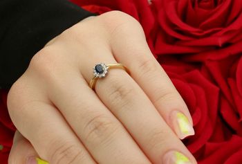 Złoty pierścionek z szafirem i diamentami „Królowa Elegancji”  Żółte złoto 585  R952SAPY  Rozmiar 11 Au.jpg